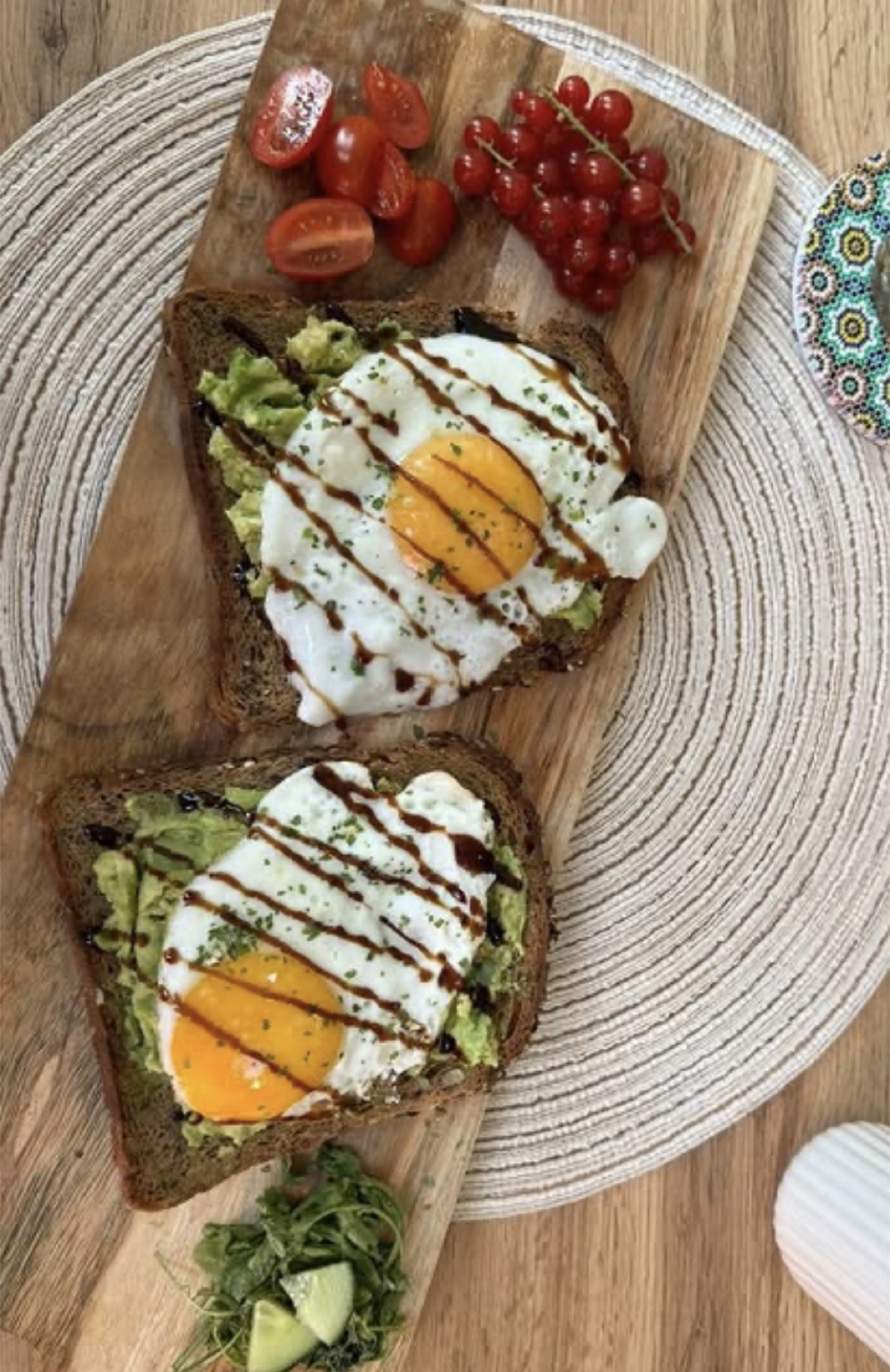 Avocado-Brot mit Spiegelei, Balsamico und Tomaten