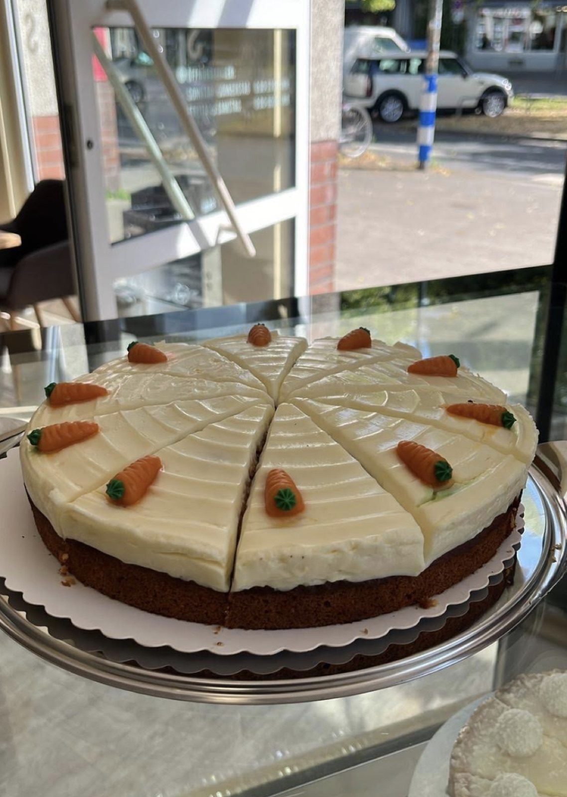 Hausgemachter Karottenkuchen mit Frischkäse-Topping