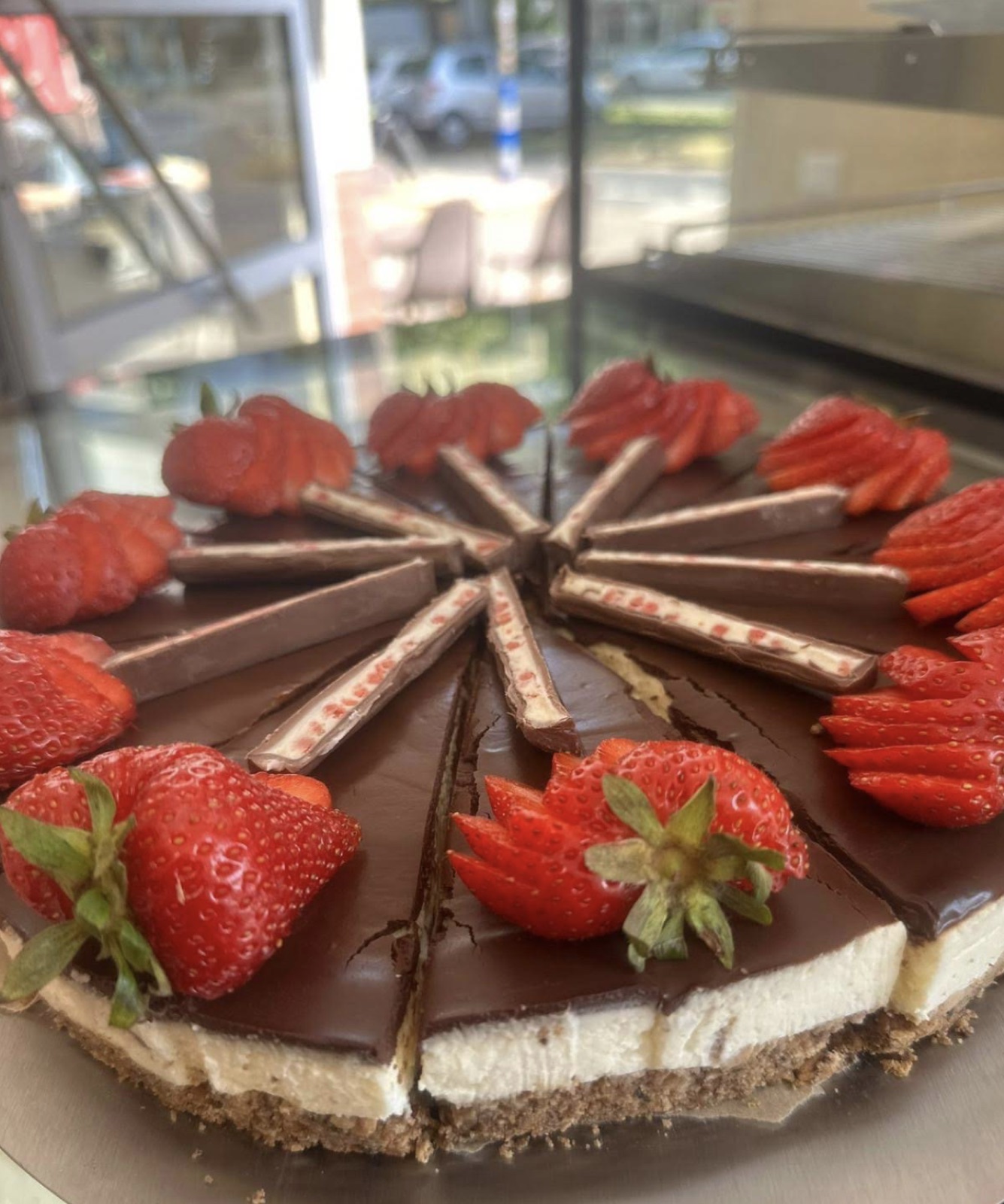 Schoko-Erdbeer-Cheesecake mit Schokoladenstreifen