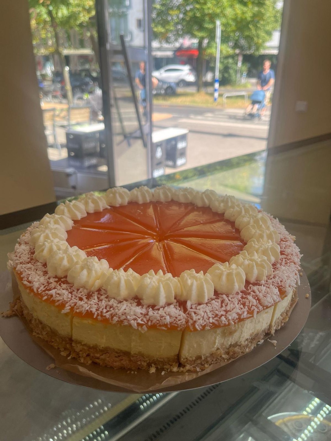 Kokos-Cheesecake mit Aprikosenspiegel und Sahnetuffs