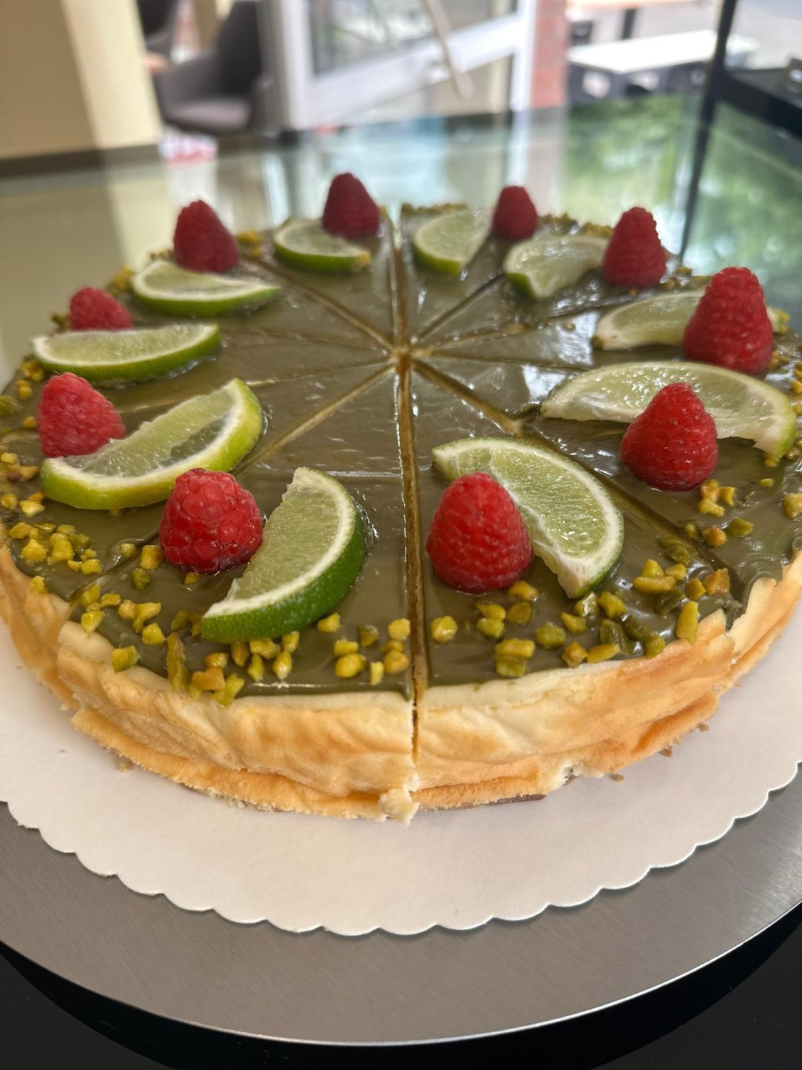 Pistazien-Limetten-Tarte mit frischen Himbeeren und Limette