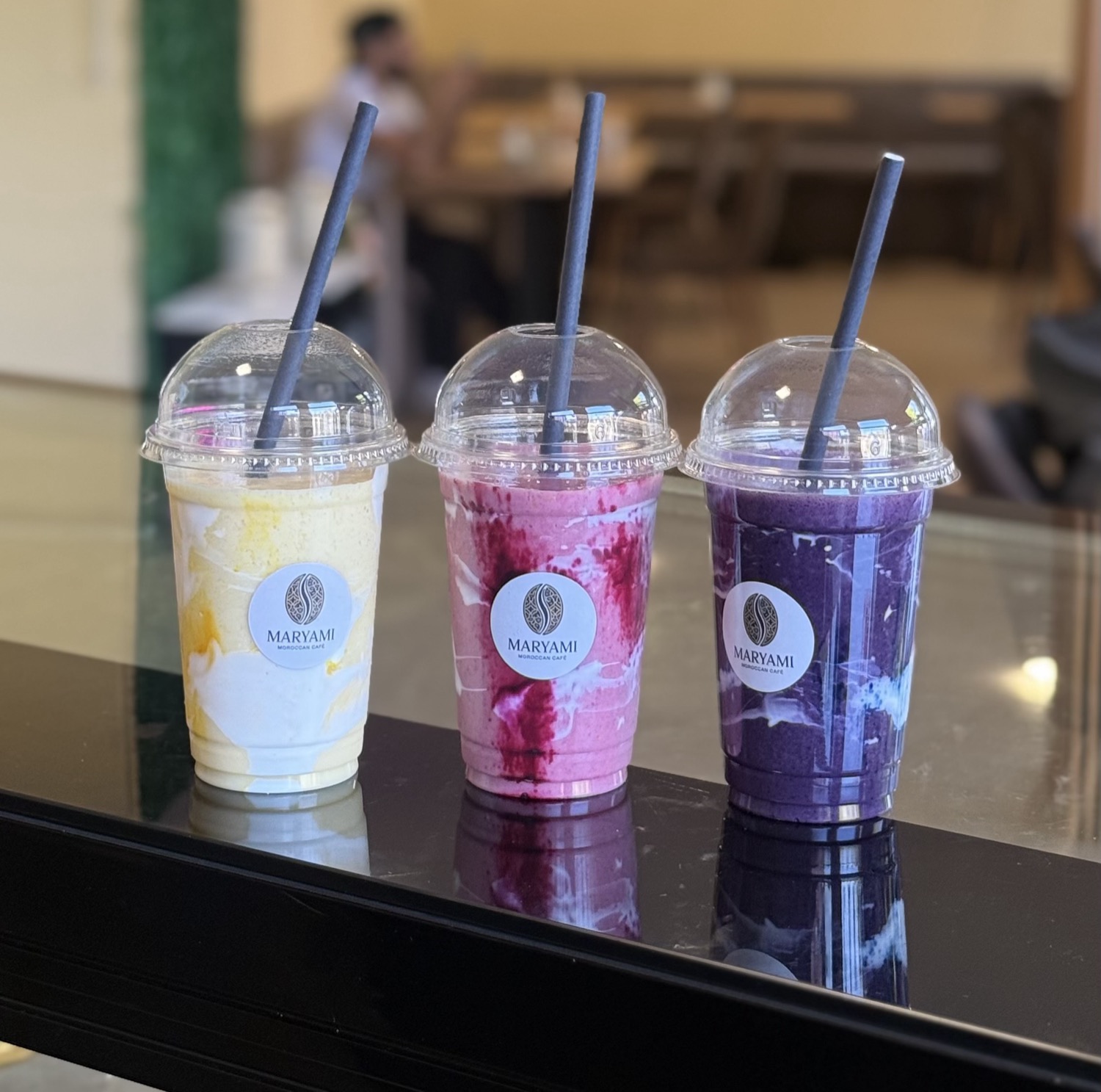 Drei frische Smoothies in Maryami-Bechern